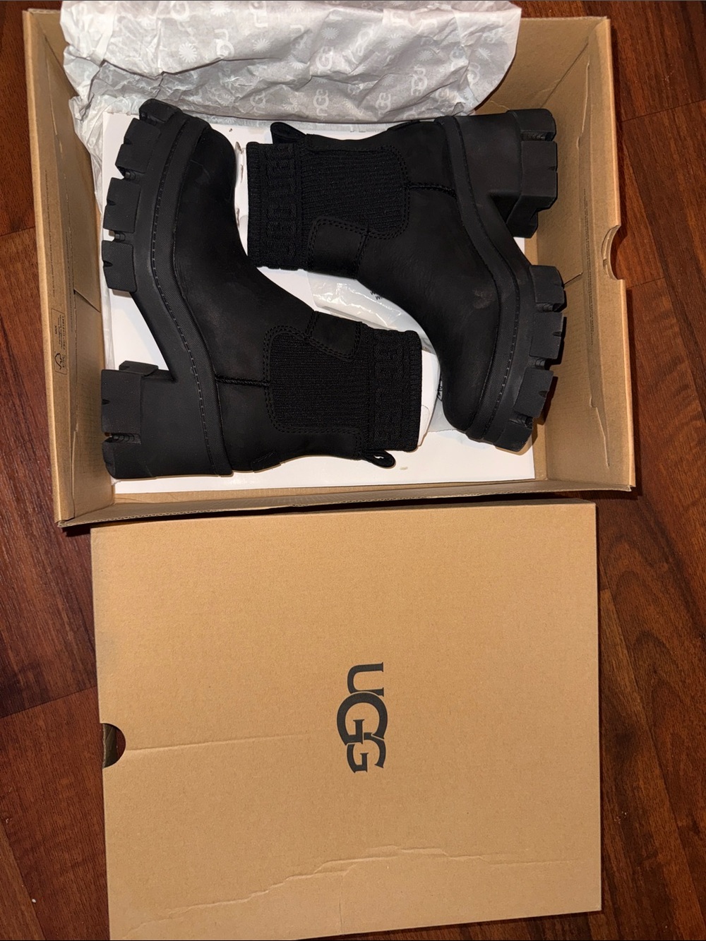 NEW**UGG Black Chunky Chelsea Lug Boots